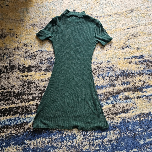 Green short sleeve mock neck dress - Picture 2 of 3
